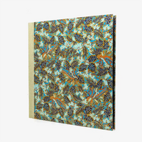 30x30cm-60Seiten-schwarz-Fotoalbum-cover-Chiyogami-Motiv-Monstera-blau-seitlich-von-vorn