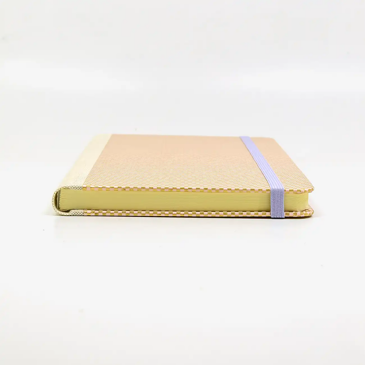 A5-dotted-small-chiyogami-cover-Karos-gold-auf-peachy-liegend-vorn