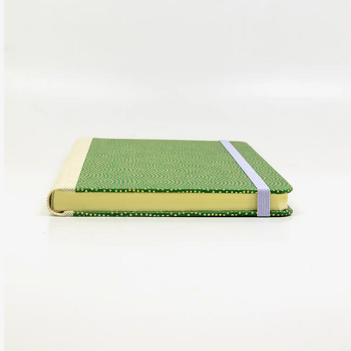 A5-dotted-small-chiyogami-cover-motiv-Same-Komon-gold-auf-gruen-liegend-vorn