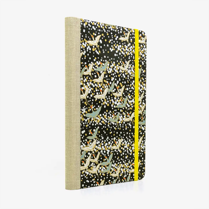 A5-dotted-small-chiyogami-cover-motiv-kranich-weiss-auf-Schwarz-seitlich-hinten