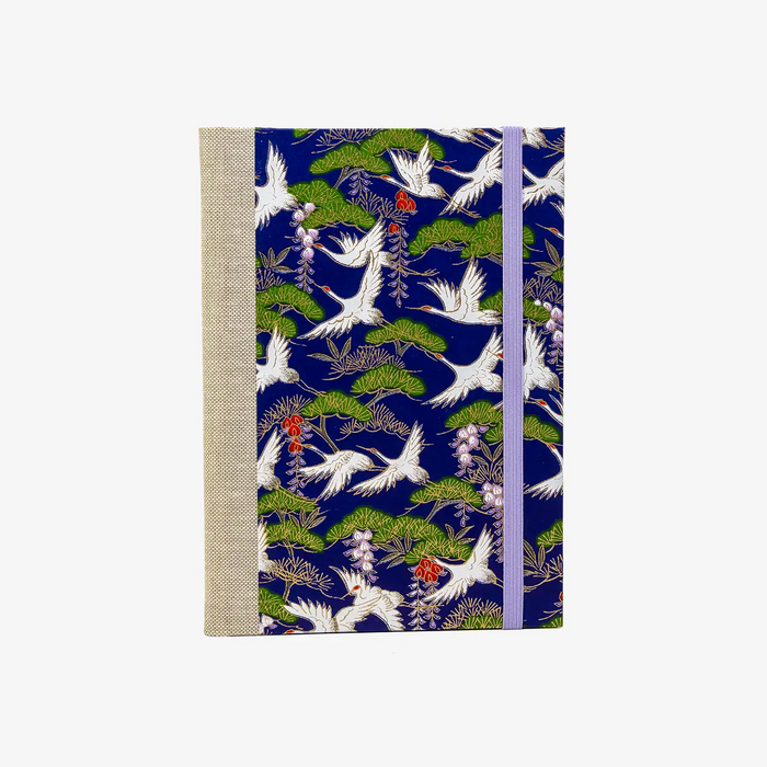 Aquarellskizzenbuch-17x12_2cm-32Seiten-100_Baumwolle-270g-mit-cover-Chiyogami-bezogen-Motiv-Kraniche weiß und Kiefern auf blau-cover-vorn