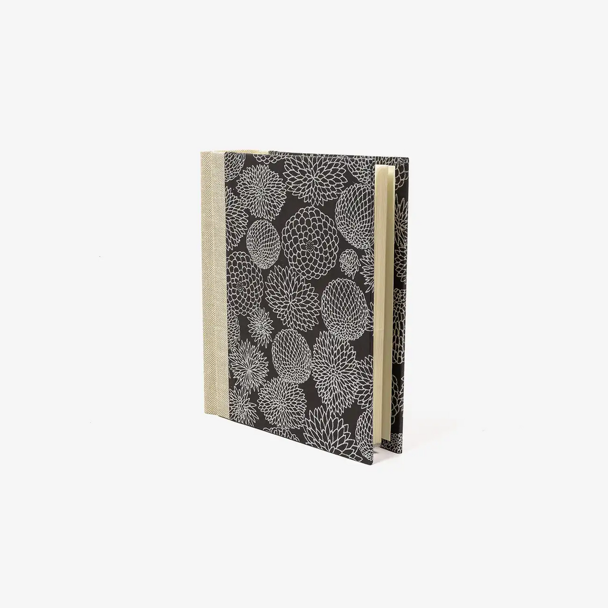 Blaupause-Fotoalbum-Format-15x10cm-30-Folien-bezogen-mit-Chiyogami-PApier-Motiv-Chrysantheme-silber-auf-schwarz-seitlich-von-vorn