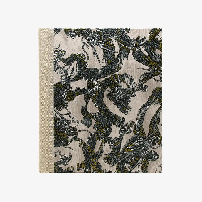 Blaupause-Fotoalbum-Format-24x20cm-60Seiten-schwarzer-Fotokarton-bezogen-mit-Chiyogami-PApier-Motiv-Drachen-auf-Grau-von-vorn