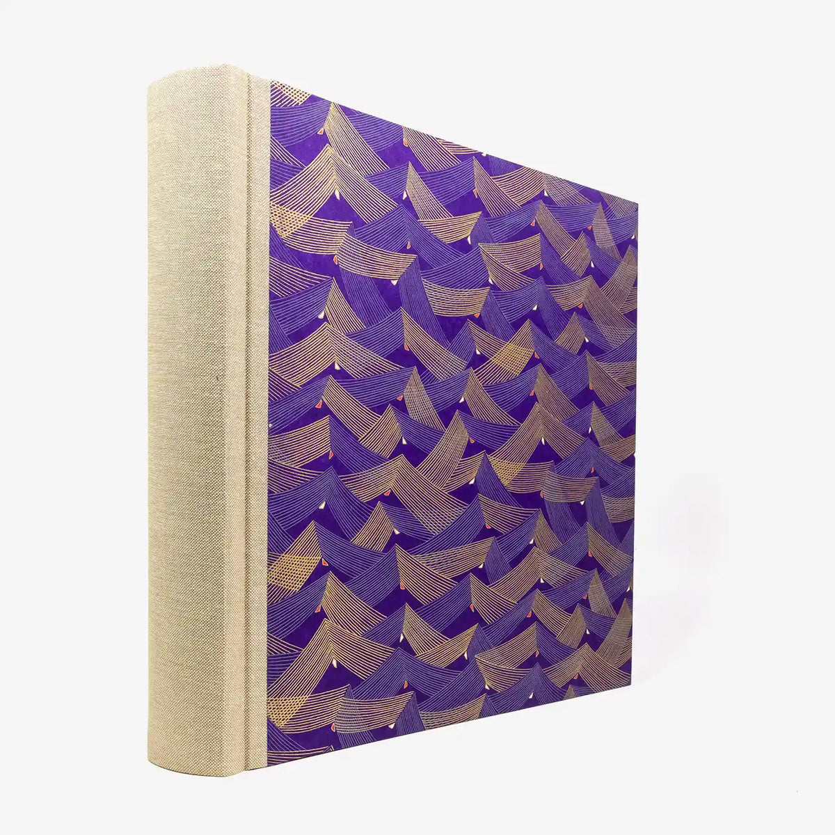 Blaupause-Fotoalbum-H30xB30cm-100-schwarze-Seiten-chiyogami-Motiv-Saitenspiel-Purple-Seitlich-von-hinten