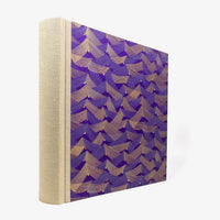 Blaupause-Fotoalbum-H30xB30cm-100-schwarze-Seiten-chiyogami-Motiv-Saitenspiel-Purple-Seitlich-von-hinten