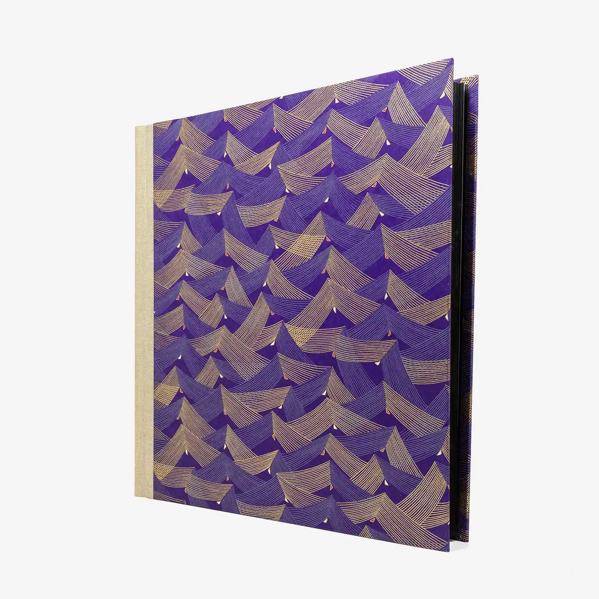 Blaupause-Fotoalbum-H30xB30cm-100-schwarze-Seiten-chiyogami-Motiv-Saitenspiel-Purple-Seitlich-von-vorn
