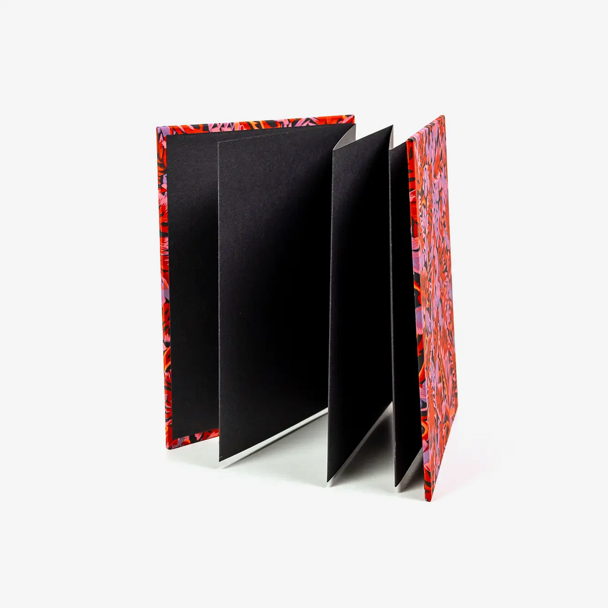 Blaupause-Leporello-17x12_3cm-mit-Chiyogami-bezogen-Motiv-Monstera-rose-Innen-Fotokarton-Schwarz-300grm-cover-seitlich-von-vorn2