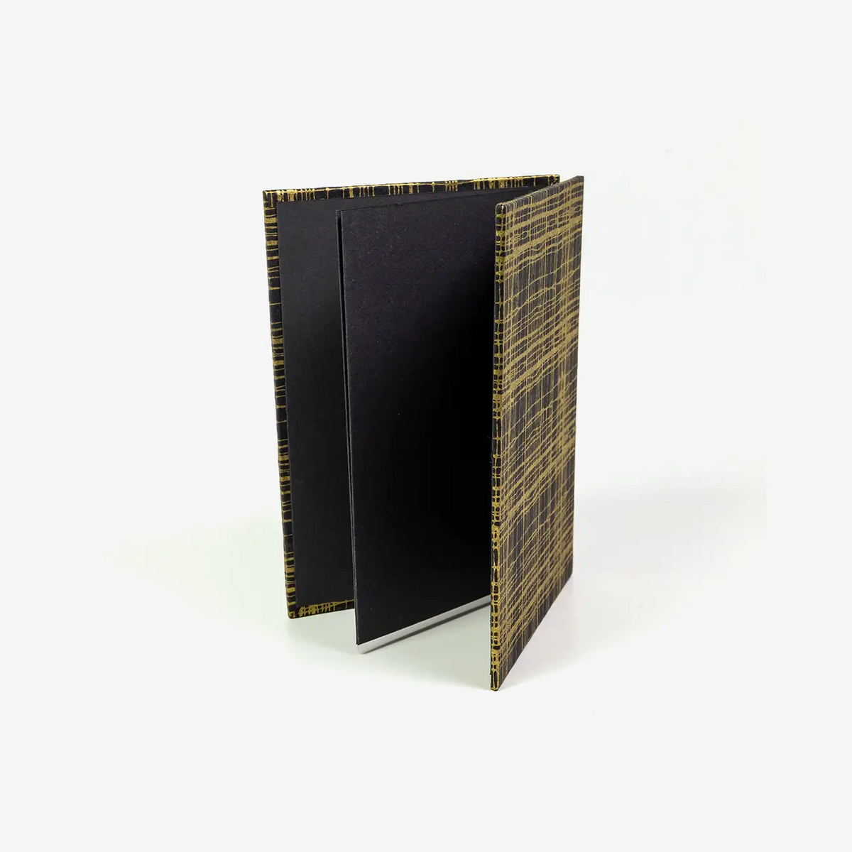 Blaupause-Leporello-mit-Lokta-bezogen-Motiv-Gaze-gold-Fotokarton-innenschwarz-aufgefaechert-seitlich-von-vorn