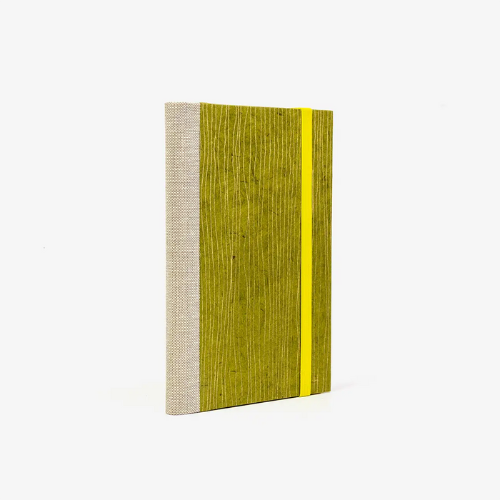 Blaupause-Notizbuch-liniert-A6-mit-loktapapier-Einband-160Seiten-Motiv-goldene-Streifen-auf-gruen-cover-seitlich-von-hinten