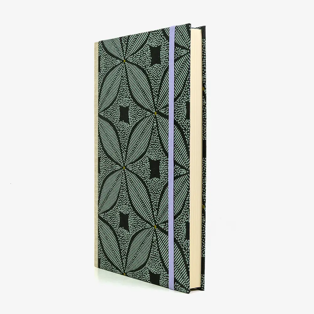 Bulletjournal-notizbuch-A5-224Seiten-cover-mit-Baumwollpapier-bezogen-Motiv-Blattornament-Aquamarine-auf-schwarz-cover-seitlich-von-vorn