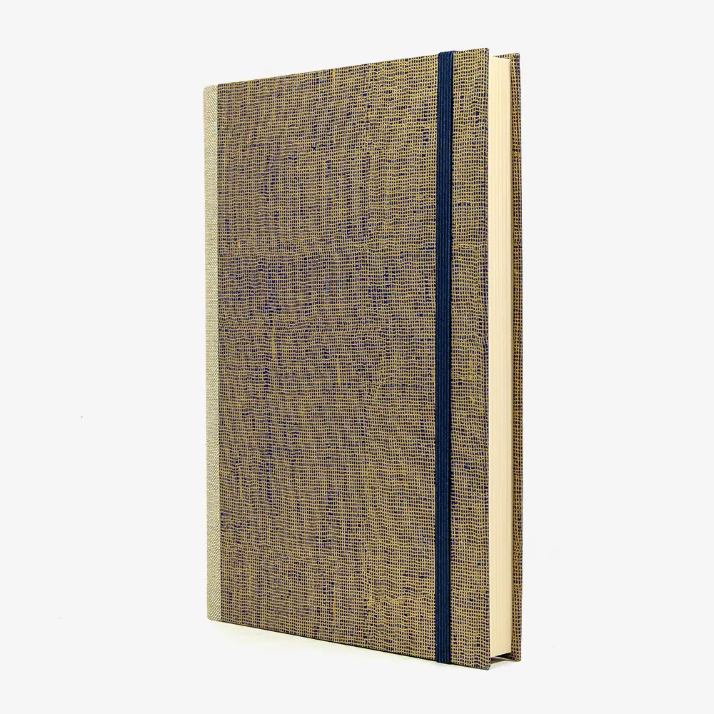 Bulletjournal-notizbuch-A5-224Seiten-cover-mit-Chiyogami-bezogen-Motiv-Gaze-gold-auf-blau-cover-seitlich--von-vorn