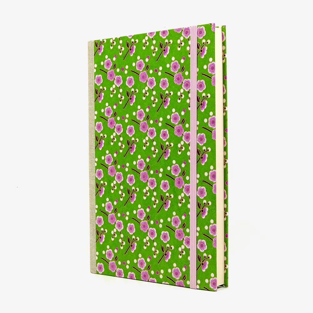 Bulletjournal-notizbuch-A5-224Seiten-cover-mit-Chiyogami-bezogen-Motiv-blumen-rosa-auf-gruen-cover-seitlich-von-vorn