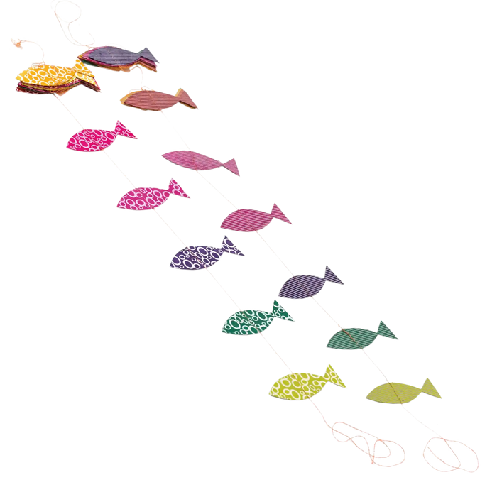Tudi-billo-Fischgirlande_7_5x2_7cm_Länge-120cm-aus-lokta-papier-genäht-und-gestanzt