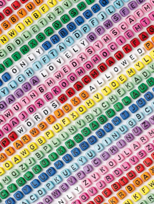 Folia-Perlen-Buchstabenperlen-eckig-100Stueck-bunt-inkl.-1m-Gummiband-Produktansicht-Ambnient