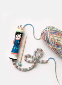 Folia_-_Strickliesel-_Set-_mit-_Wolle-_25g-Holz-_und_-Sticknadel-_PP-Produkt-Ambient