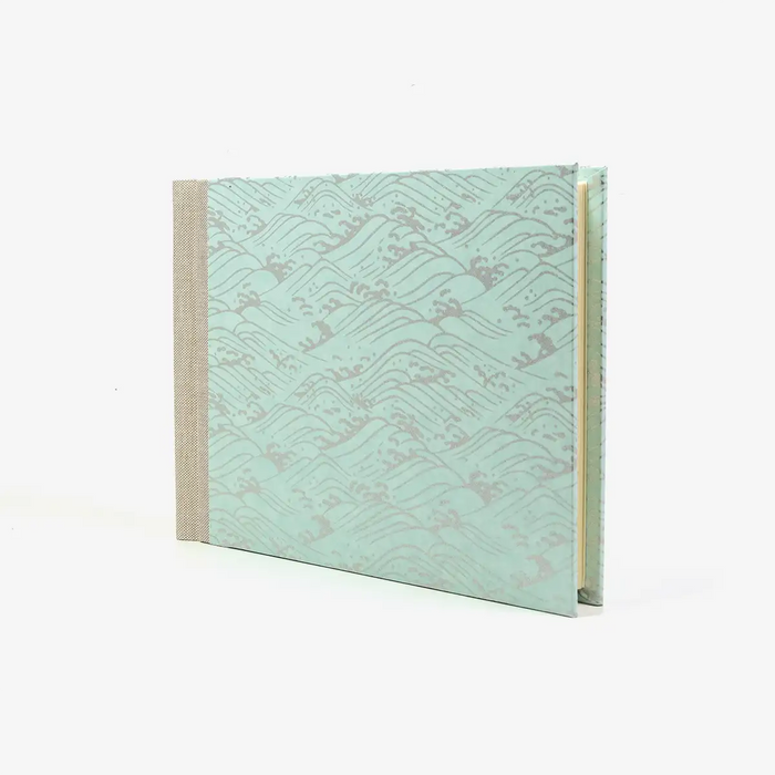 Fotoalbum-15x20cm-60Seiten-creme-Fotokarton-cover-chiyogami-Papier-Motiv-nami-Welle-silber-auf-hellblau-seitlich-vorn