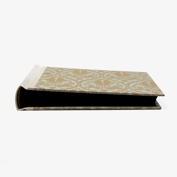 Fotoalbum-15x20cm-60Seiten-schwarzer-Fotokarton-cover-lokta-Papier-Motiv-Ornament-braun-auf-grau-liegend