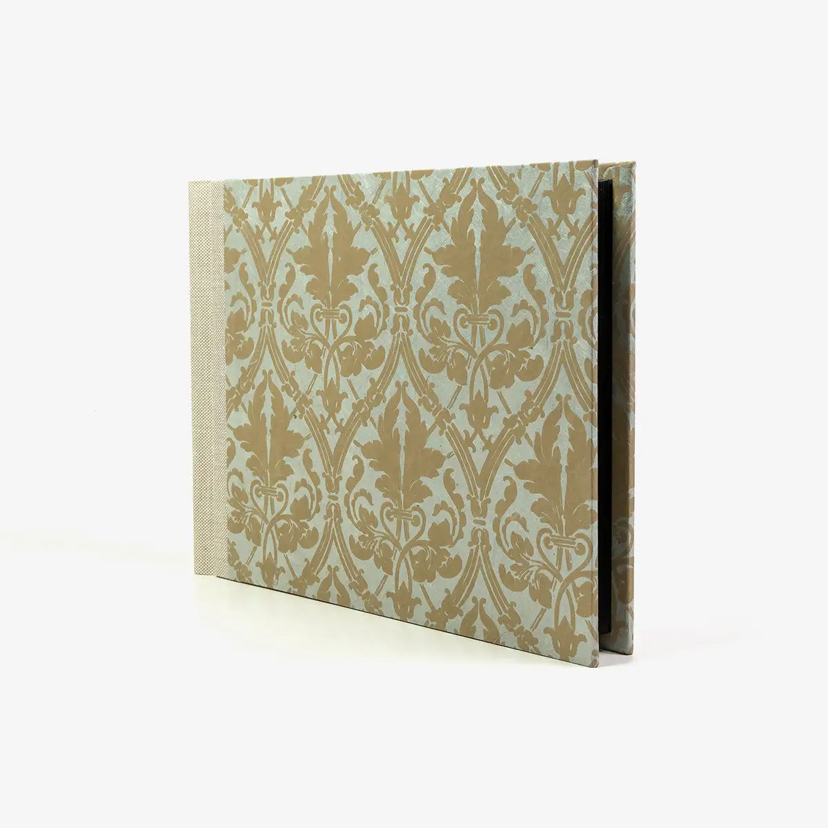 Fotoalbum-15x20cm-60Seiten-schwarzer-Fotokarton-cover-lokta-Papier-Motiv-Ornament-braun-auf-grau-seitlich-von-vorn