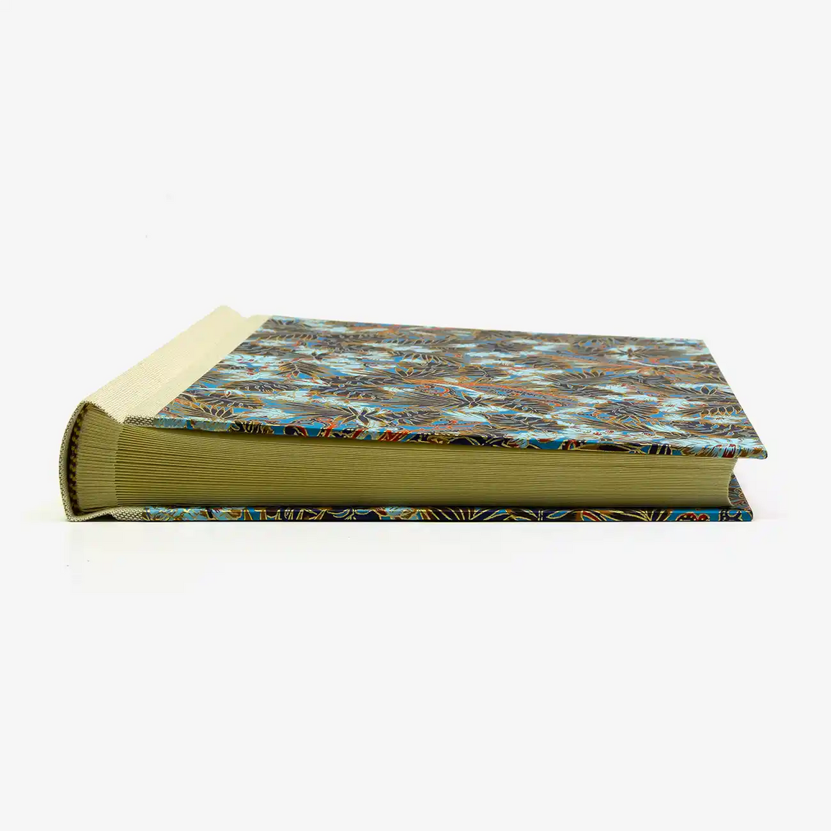 Fotoalbum-24x20cm-60Seiten-creme-Fotokarton-Cover-Chiyogami-Motiv-Monstera-blau-liegend-von-vorn