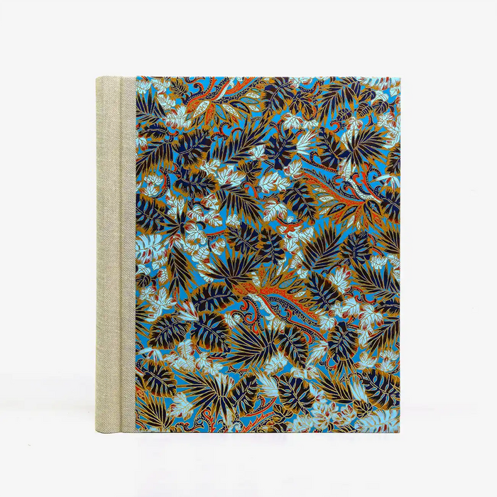 Fotoalbum-24x20cm-60Seiten-creme-Fotokarton-Cover-Chiyogami-Motiv-Monstera-blau-von-vorn
