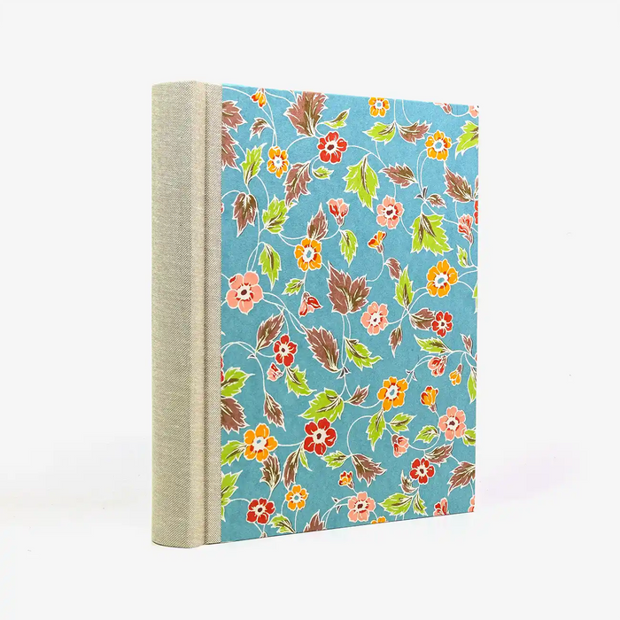 Fotoalbum-24x20cm-60Seiten-creme-Fotokarton-Cover-Katazome-shi-Motiv-Blumenornament-blau-seitlich-von-hinten
