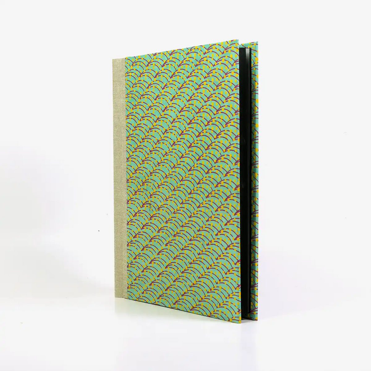 Fotoalbum-24x20cm-60Seiten-schwarzer-Fotokarton-Cover-Lokta-Motiv-Beeren-Tigergelb-seitlich-von-vorn
