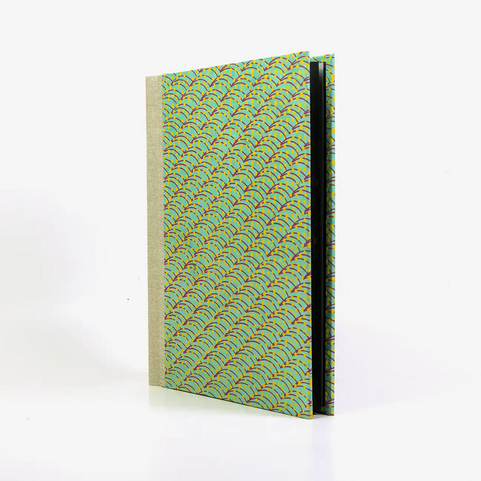 Fotoalbum-24x20cm-60Seiten-schwarzer-Fotokarton-Cover-Lokta-Motiv-Beeren-Tigergelb-seitlich-von-vorn
