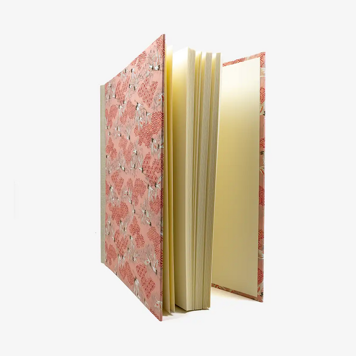 Fotoalbum-30x30cm-100Seiten-cover-chiyogamipapier-Motiv-Kraniche-aufrot-pink-seitlich-von-vorn-2