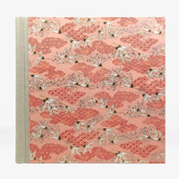 Fotoalbum-30x30cm-100Seiten-cover-chiyogamipapier-Motiv-Kraniche-aufrot-pink-von-vorn