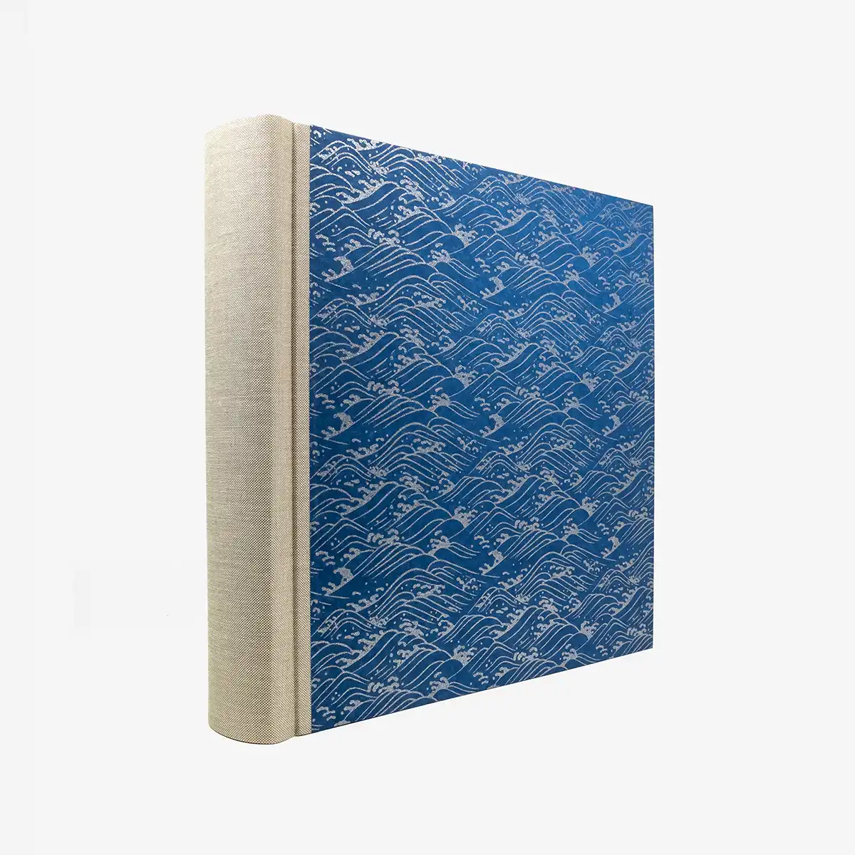 Fotoalbum-30x30cm-100Seiten-cover-chiyogamipapier-Motiv-NAmi-silber-auf-blau-seitlich-von-hinten