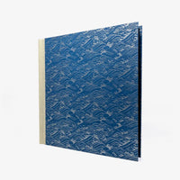 Fotoalbum-30x30cm-100Seiten-cover-chiyogamipapier-Motiv-NAmi-silber-auf-blau-seitlich-von-vorn-2