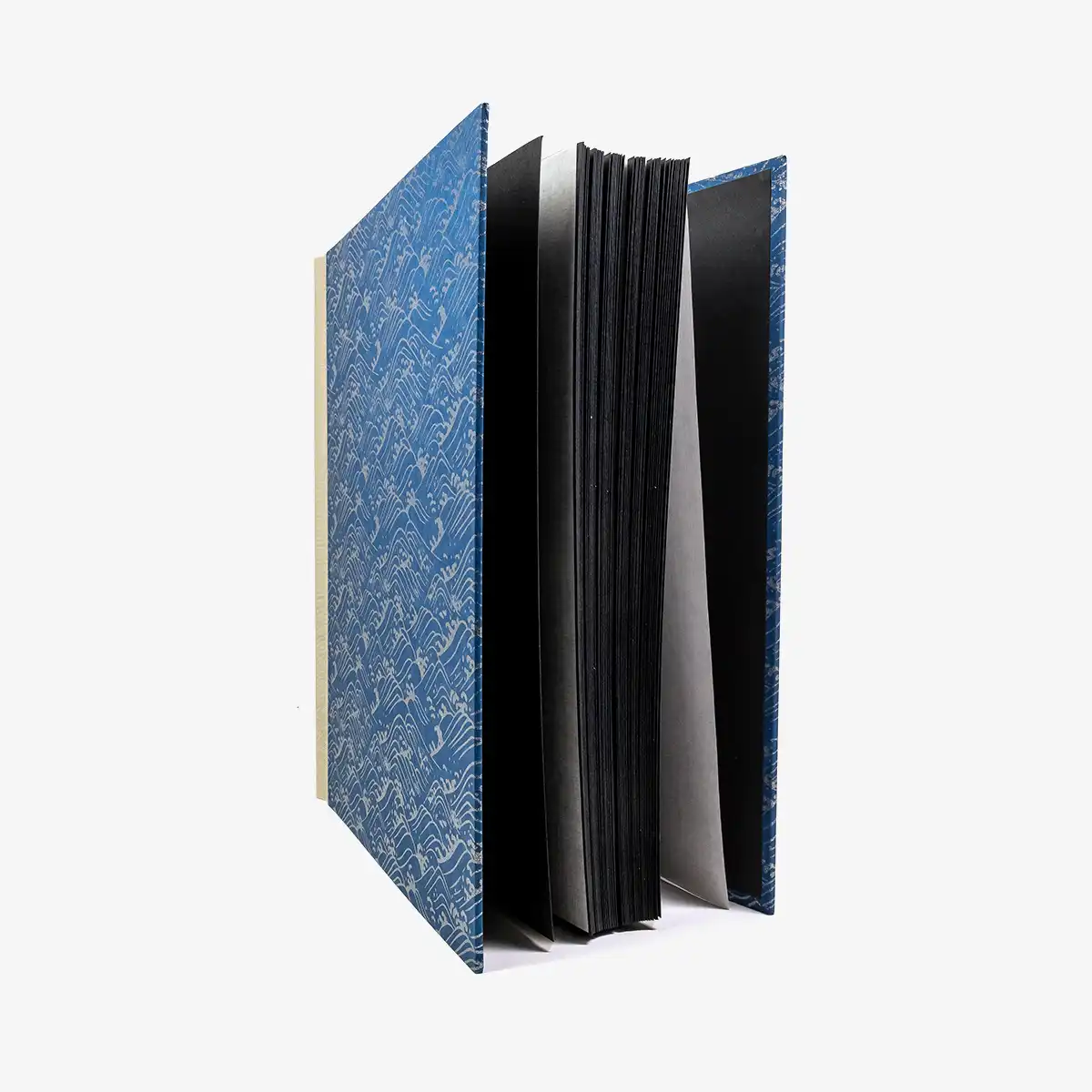 Fotoalbum-30x30cm-100Seiten-cover-chiyogamipapier-Motiv-NAmi-silber-auf-blau-seitlich-von-vorn