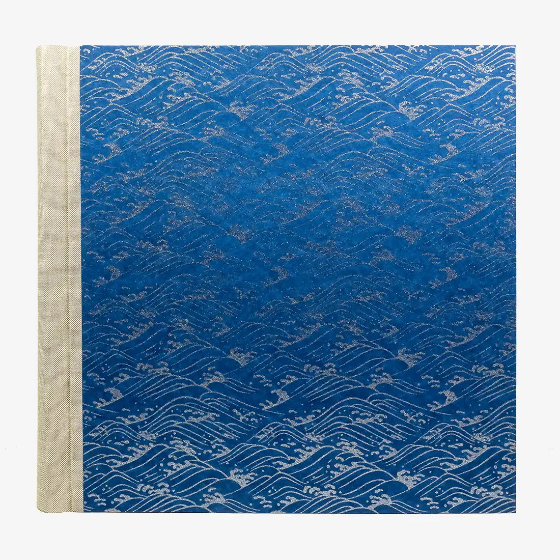 Fotoalbum-30x30cm-100Seiten-cover-chiyogamipapier-Motiv-NAmi-silber-auf-blau-von-vorn