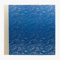 Fotoalbum-30x30cm-100Seiten-cover-chiyogamipapier-Motiv-NAmi-silber-auf-blau-von-vorn