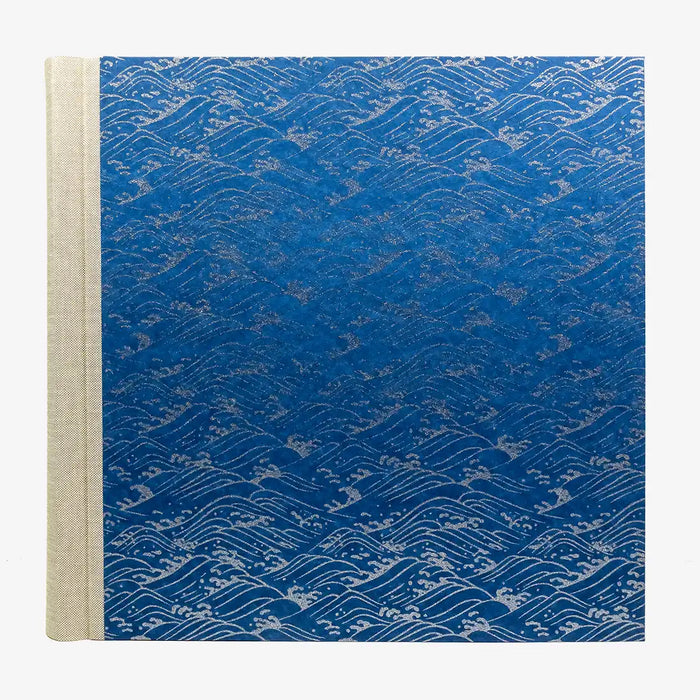 Fotoalbum-30x30cm-100Seiten-cover-chiyogamipapier-Motiv-NAmi-silber-auf-blau-von-vorn