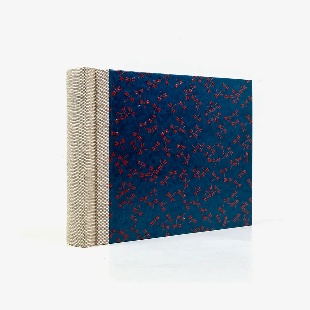 Fotoalbum-Format-15x20cm-60Seiten-schwarzer-Fotokarton-Cover-Urushi-Motiv-Dragonfly-Rot-auf-Blau-seitlich-von-hinten