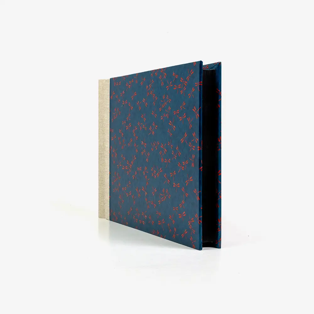 Fotoalbum-Format-15x20cm-60Seiten-schwarzer-Fotokarton-Cover-Urushi-Motiv-Dragonfly-Rot-auf-Blau-seitlich-von-vorn