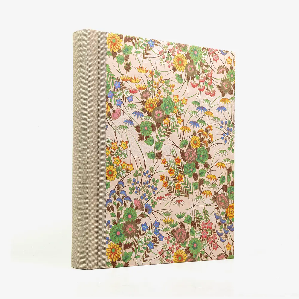 Fotoalbum-Format-24x20cm-60Seiten-creme-Fotokarton-Cover-Chiyogami-Motiv-Blumenbukett-bunt-auf-pink-seitlich-von-hinten