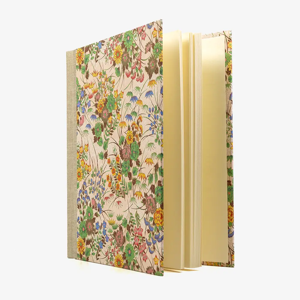Fotoalbum-Format-24x20cm-60Seiten-creme-Fotokarton-Cover-Chiyogami-Motiv-Blumenbukett-bunt-auf-pink-seitlich-von-vorn