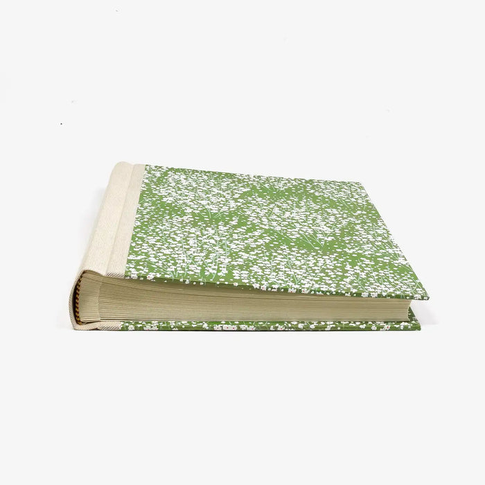 Fotoalbum-Format-24x20cm-60Seiten-creme-Fotokarton-Cover-Chiyogami-Motiv-kleine-blueten-auf-gruen-cover-vorn