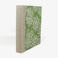 Fotoalbum-Format-24x20cm-60Seiten-creme-Fotokarton-Cover-Chiyogami-Motiv-kleine-blueten-auf-gruen-seitlich-hinten