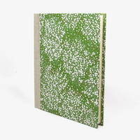 Fotoalbum-Format-24x20cm-60Seiten-creme-Fotokarton-Cover-Chiyogami-Motiv-kleine-blueten-auf-gruen-seitlich-vorn