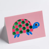 Grusskarte-Klappkarte-A6-Lagom-Grusskarte-Ingela-P-Arrhenius-Patterned-Tortoise-Produktansicht-aufgestellt
