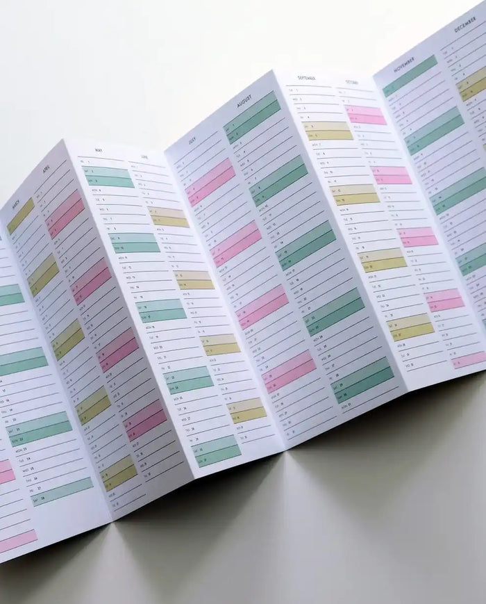 Jahreskalender-als-Faltkalender-im-Format-Din-lang-innenansicht-Produktansicht-aufgeklappt