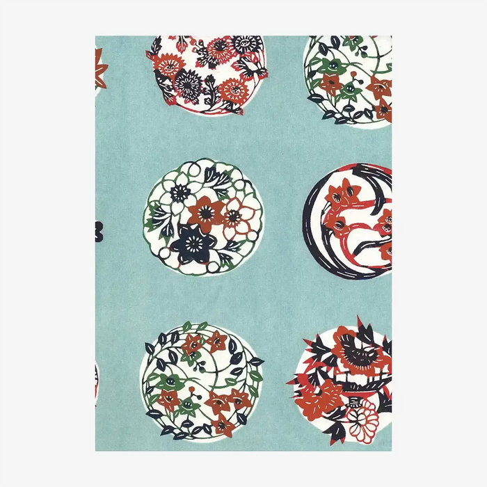 KAtazome-Shi-Bogen-Ausschnitt-Motiv-Blumen-Mustern-gefuellte-Kreise-auf-Tuerkis