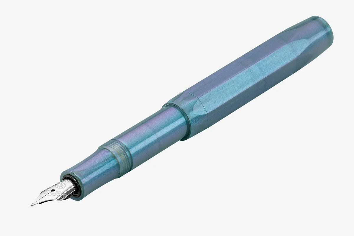 Kaweco-Lunar-Sport-ShadowBlue-FP-geoeffnet-Kappe-steckt-hinten-auf-dem-Fueller-seitliche-Ansicht