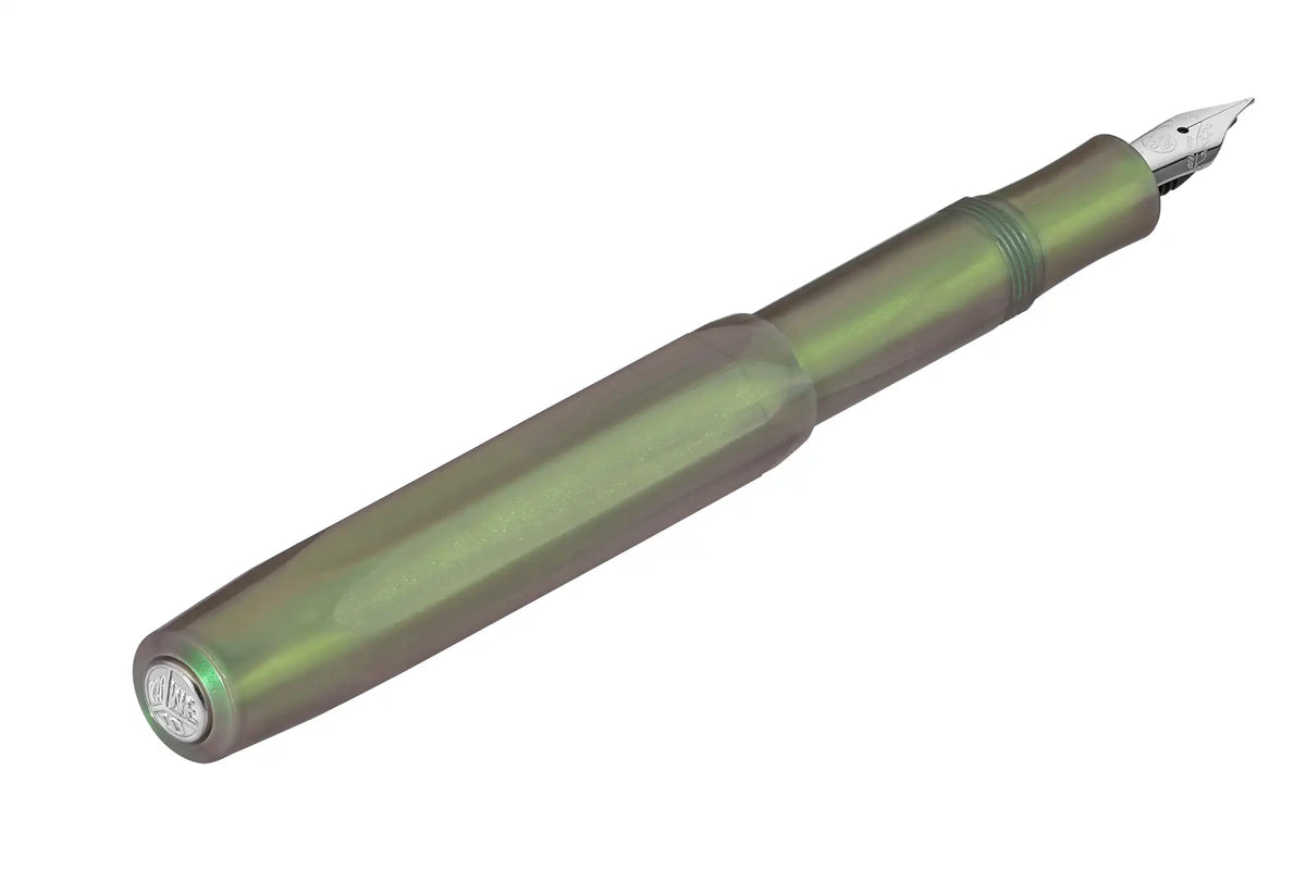 Kaweco-Lunar-Sport-ShadowGreen-FP-geoeffnet-kappe-steckt-hinten-auf-dem-Fueller-seitliche-Ansicht-von-der-kappe-aus