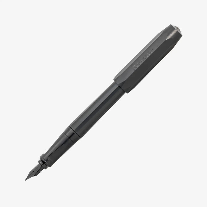 Kaweco_Perkeo_FP-geoeffnet-kappe-steckt-hinten-auf-dem-Fueller