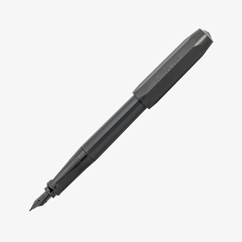 Kaweco_Perkeo_FP-geoeffnet-kappe-steckt-hinten-auf-dem-Fueller