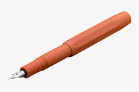Kaweco_Skyline_FP_Fox-FP-geoeffnet-kappe-steckt-hinten-auf-dem-Fueller-seitliche-Ansicht-von-der-Federspitze-aus
